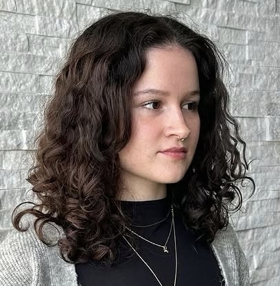 Defined curly lob with natural texture